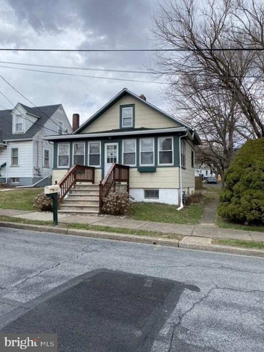 Welcome to 532 Heckman Ave, what a great opportunity for contractors, investors, and even 1st time buyers, just use your imagination. This is a cozy Bungalow in need of some TLC. This bungalow offers enclosed front porch, nice wood floors in the Livingroom. Lots of natural sunlight throughout.  A lovely leveled lot with a rear detached garage. Nice wide street. Gas cooking and heat with central air.  A beautiful community park and playground right around the corner.  Also has a partial basement as well as a convenient location. Don't miss this opportunity.  THIS IS AN ESTATE AND IS BEING SOLD AS IS.
PLEASE ALLOW UP TO 48 HOURS FOR A REPLY ON ALL OFFERS.