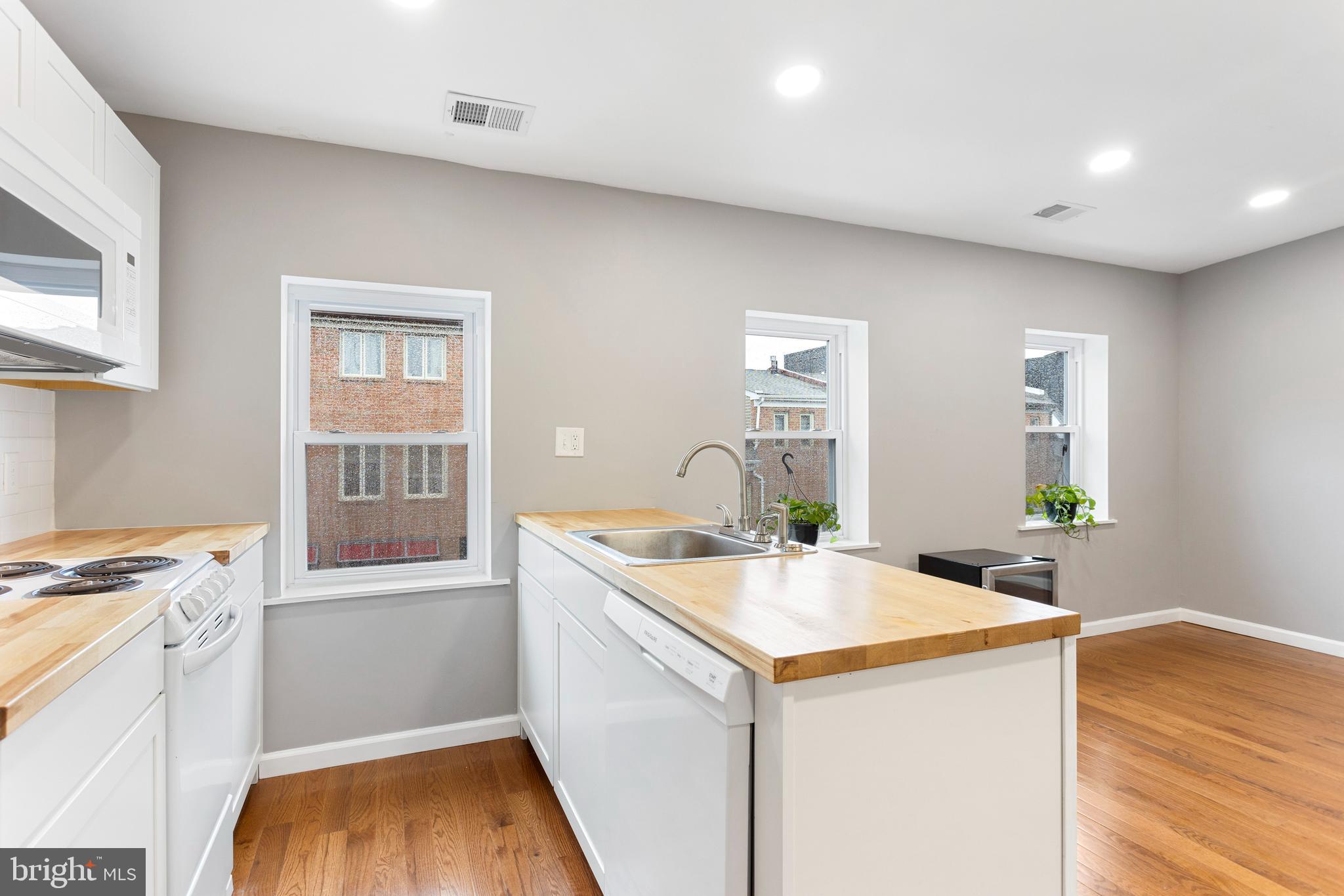 QUEEN VILLAGE - Residential Lease