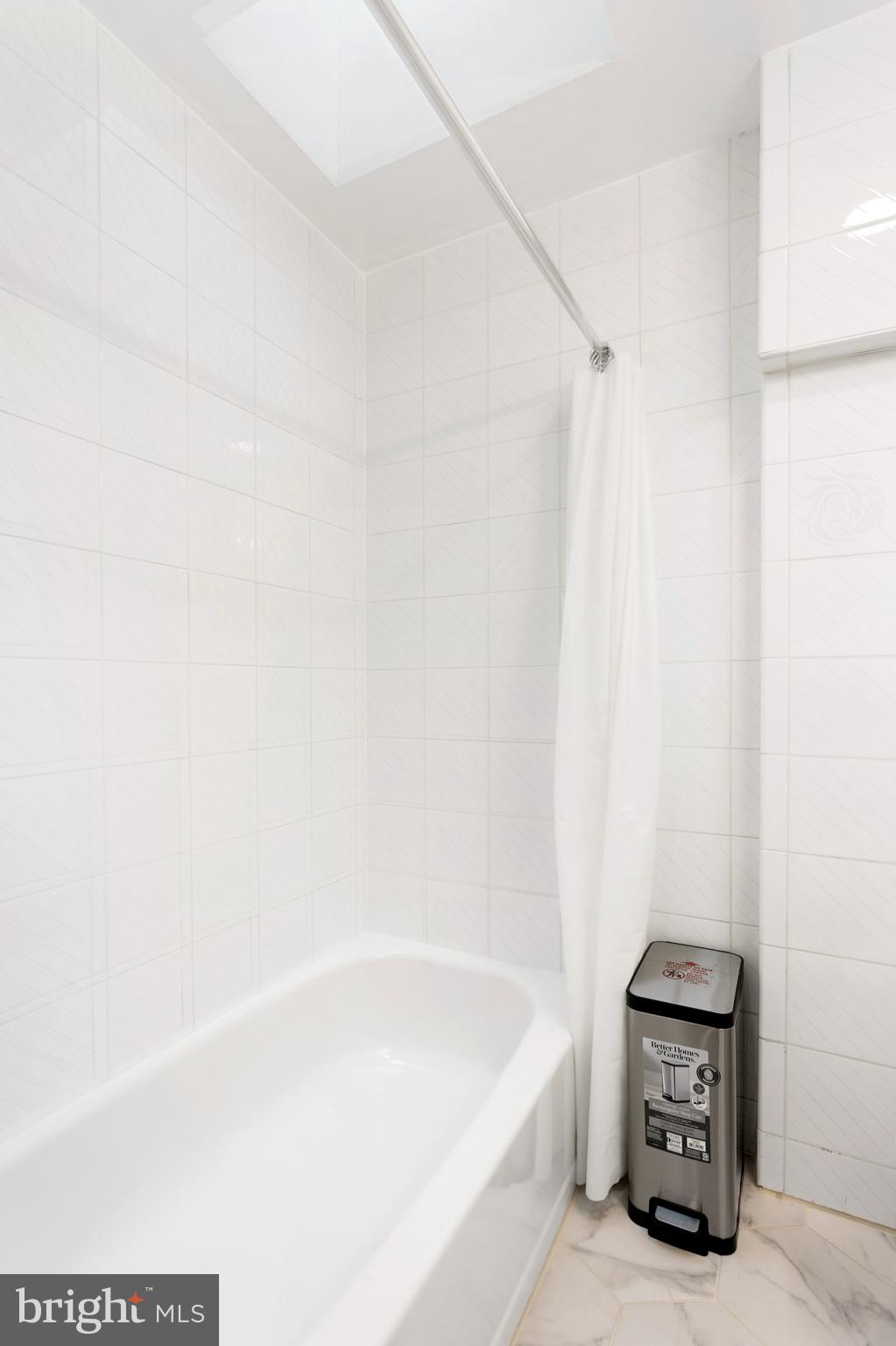 QUEEN VILLAGE - Residential Lease