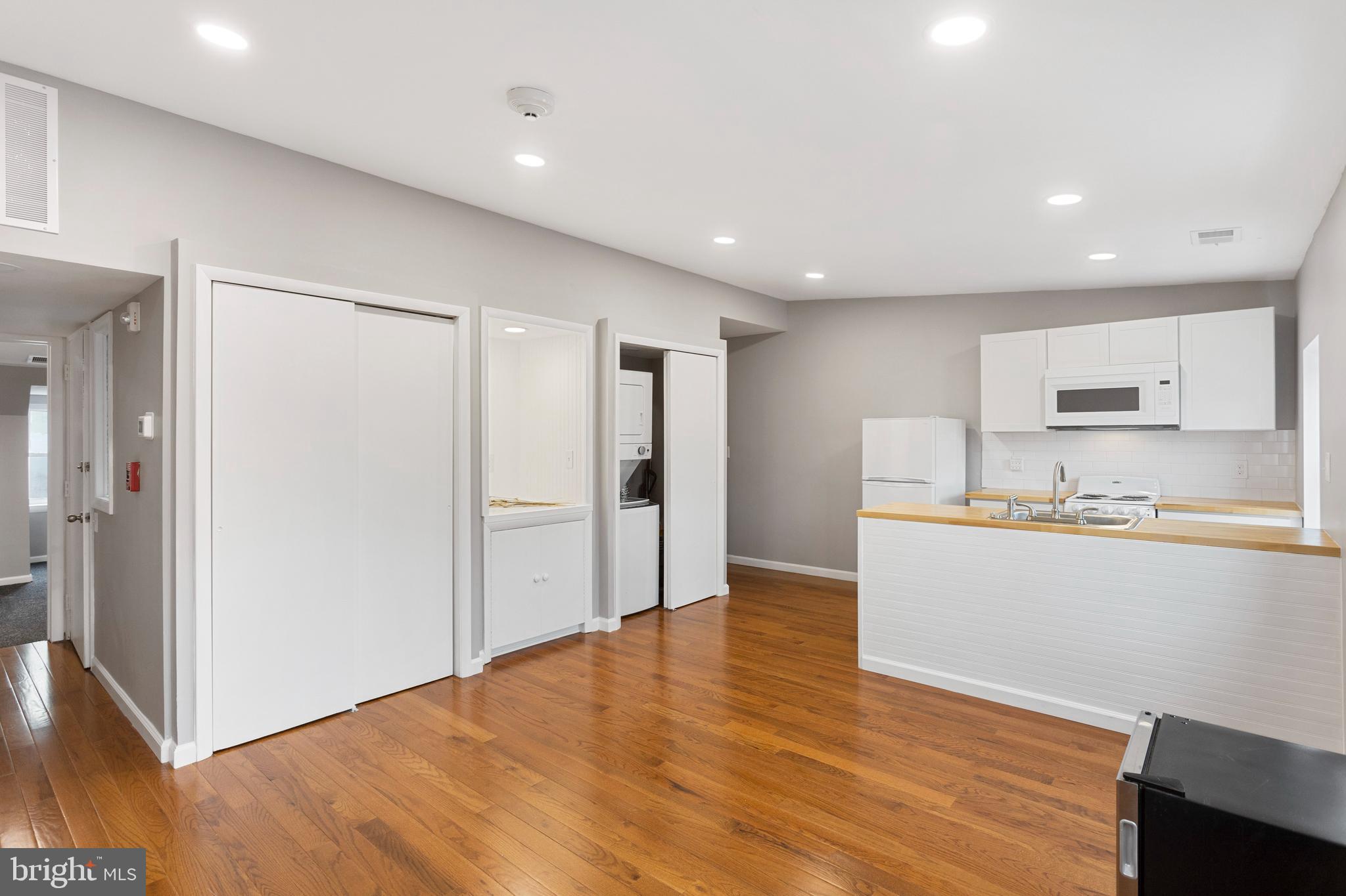 QUEEN VILLAGE - Residential Lease
