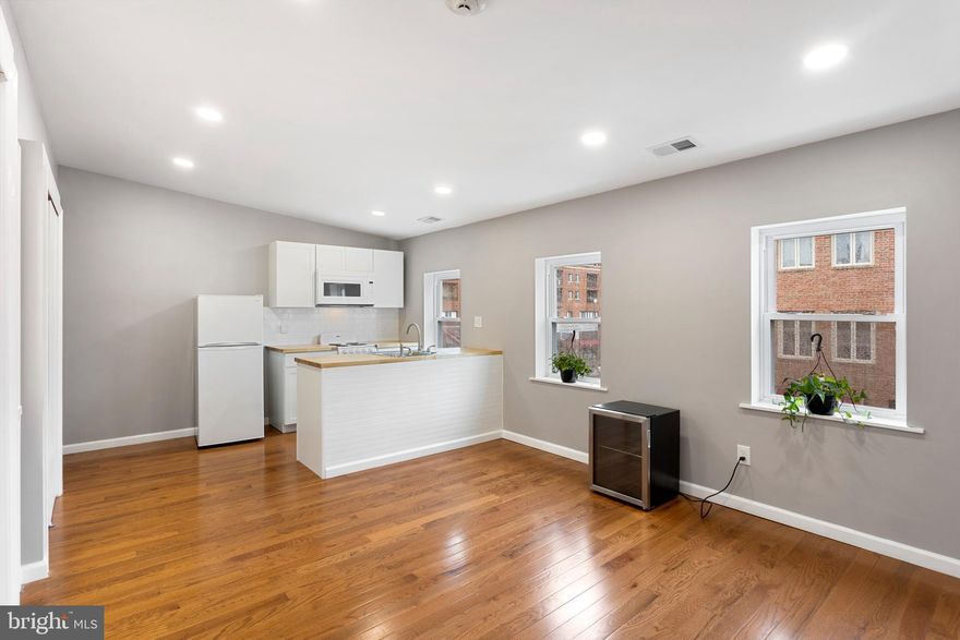 Completely renovated 900sf+/-Apartment in Queen Village / Headhouse Square offering 1 bedroom + den (or 2 bedrooms!), central Air Conditioning/Heat and in-unit washer/dryer. New hardwood floors in the main living area and new carpets in the bedrooms. Brand new shaker cabinets and dishwasher in the kitchen. This apartment overlooks South Street and is located above a law firm. Walking distance to grocery stores, nightlife, river and public transportation.