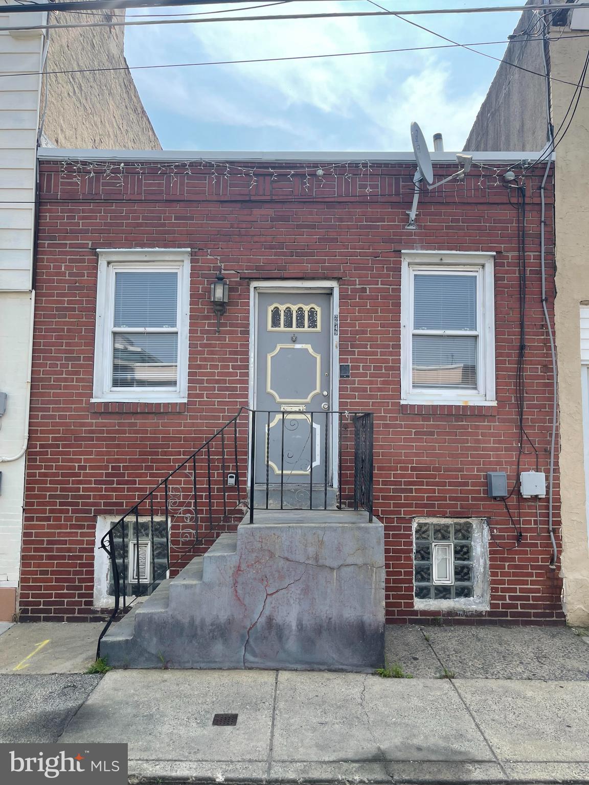 Discover comfort and convenience in this cozy 1-bedroom, 1-bath ranch-style home located on a quiet block in Philadelphia. This single-family house features a spacious living room, full kitchen, basement for extra storage, and a private rear yard – perfect for relaxing or entertaining.
Situated in a prime location near shopping centers and public transportation, you'll have easy access to everything you need, from daily essentials to commuting options throughout the city.
Features include:
1 Bedroom / 1 Bathroom
Ranch-style layout
Basement for storage
Rear yard space
Close to shopping, dining, and transit