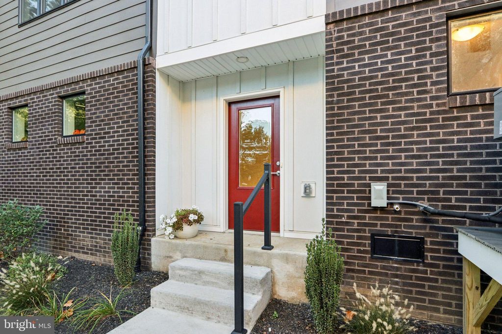 Photo of 949 Riverplace Drive, CONSHOHOCKEN, PA 19428 (MLS # PAMC2158538)