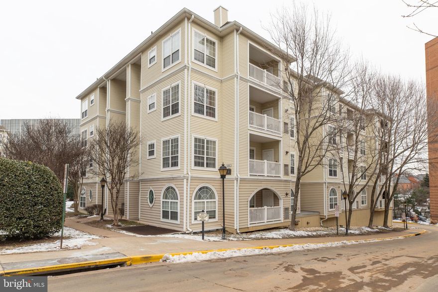 Beautifully maintained and updated 1/1 condo on the top floor of this garden style community! The unit features vaulted ceilings, updated plantation shutters & crown molding, a gorgeous kitchen with granite counter tops & SS appliances, updated bathroom with floor-to-ceiling tile work and a jacuzzi tub, hardwood floors, custom closets, a private balcony, underground parking garage, and an outdoor community pool, gym, and clubhouse. You won't want to miss this one!