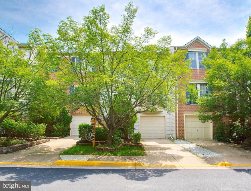 3BR, 3.5BA GARAGE TOWNHOME IN ISLAND CREEK..HARDWOODS ON THE MAIN LVL..DIN & LIV RM W/ LOTS OF LIGHT..KIT W/ OAK CABINETS, STONE COUNTERS, SS APPL's, LARGE FAM RM & WALKOUT TO INVITING SUNDECK...HUGE MBR SUITE W/ WALK-IN CLOSET..2 MORE BR's W/ ADJACENT FULL BATH..LWR LVL REC RM W/ EXTRA  SPACE FOR GUEST RM, WALKOUT TO PATIO DECK & FENCED BACKYARD.. UPDATED LIGHTING & SOME BATH UPDATES....HURRY