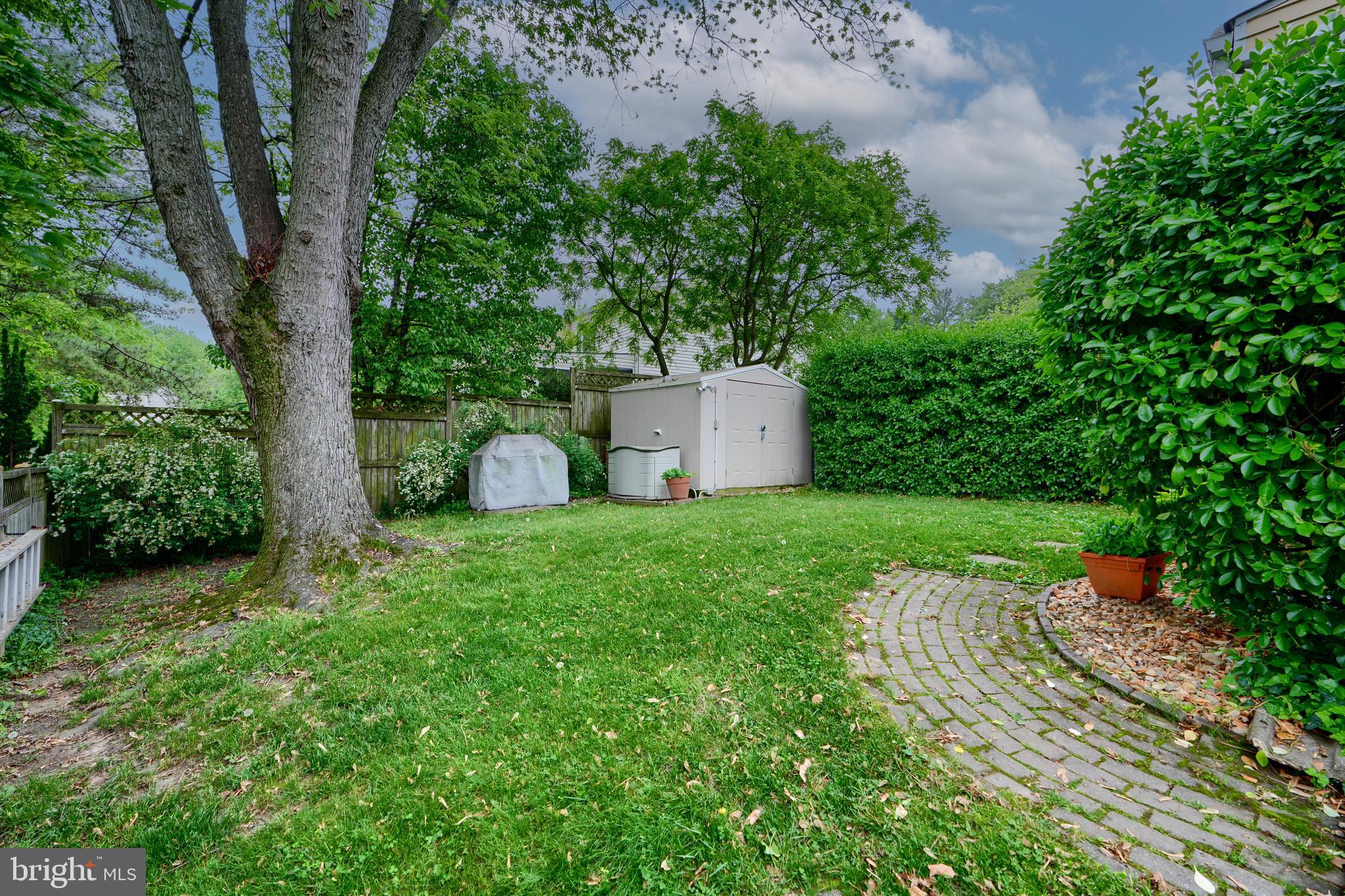 HALLFIELD MANOR - Residential