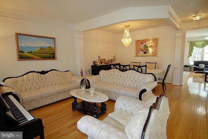 MANOR OAKS - Residential