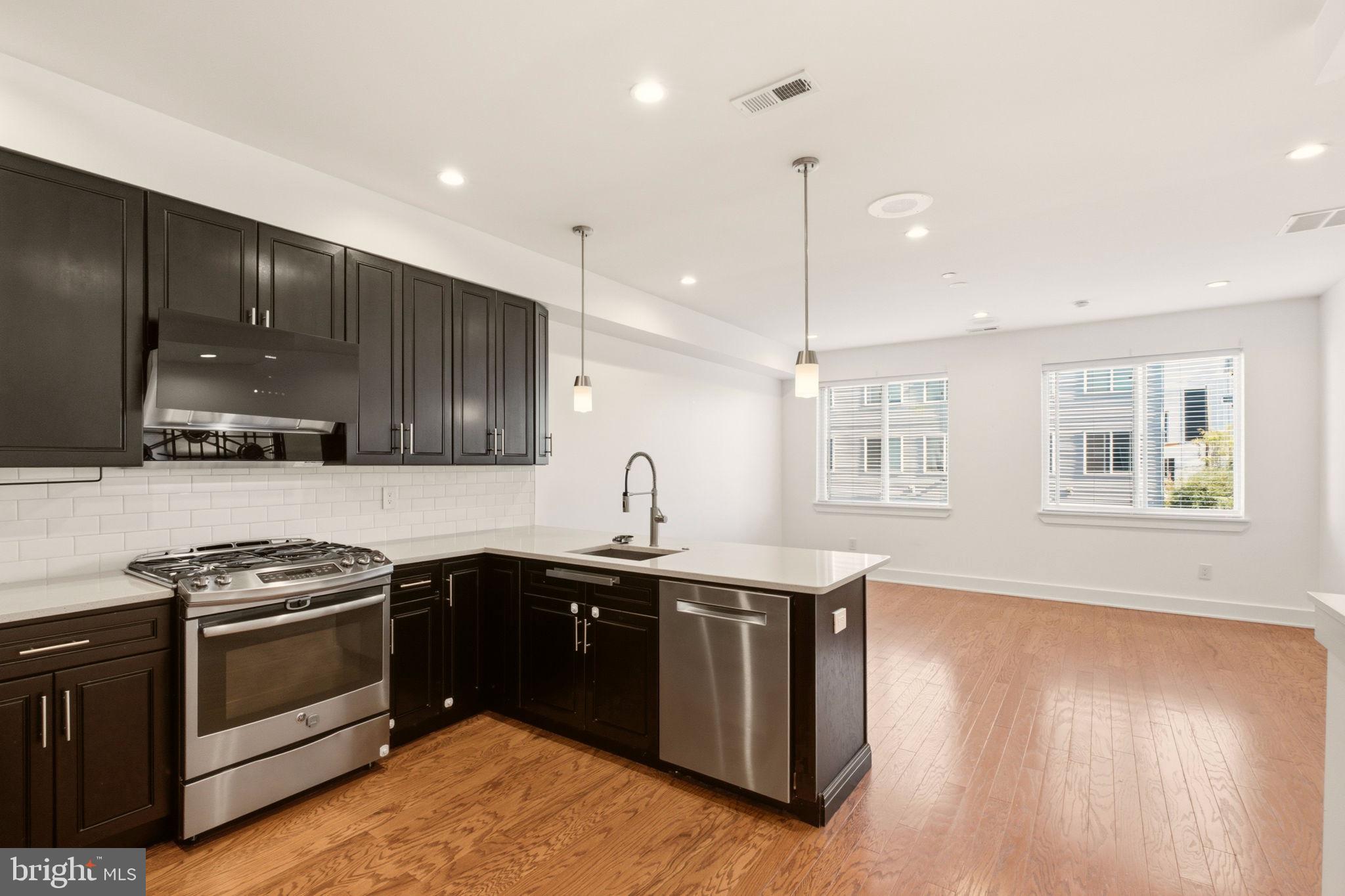 1915 E HAGERT STREET 2