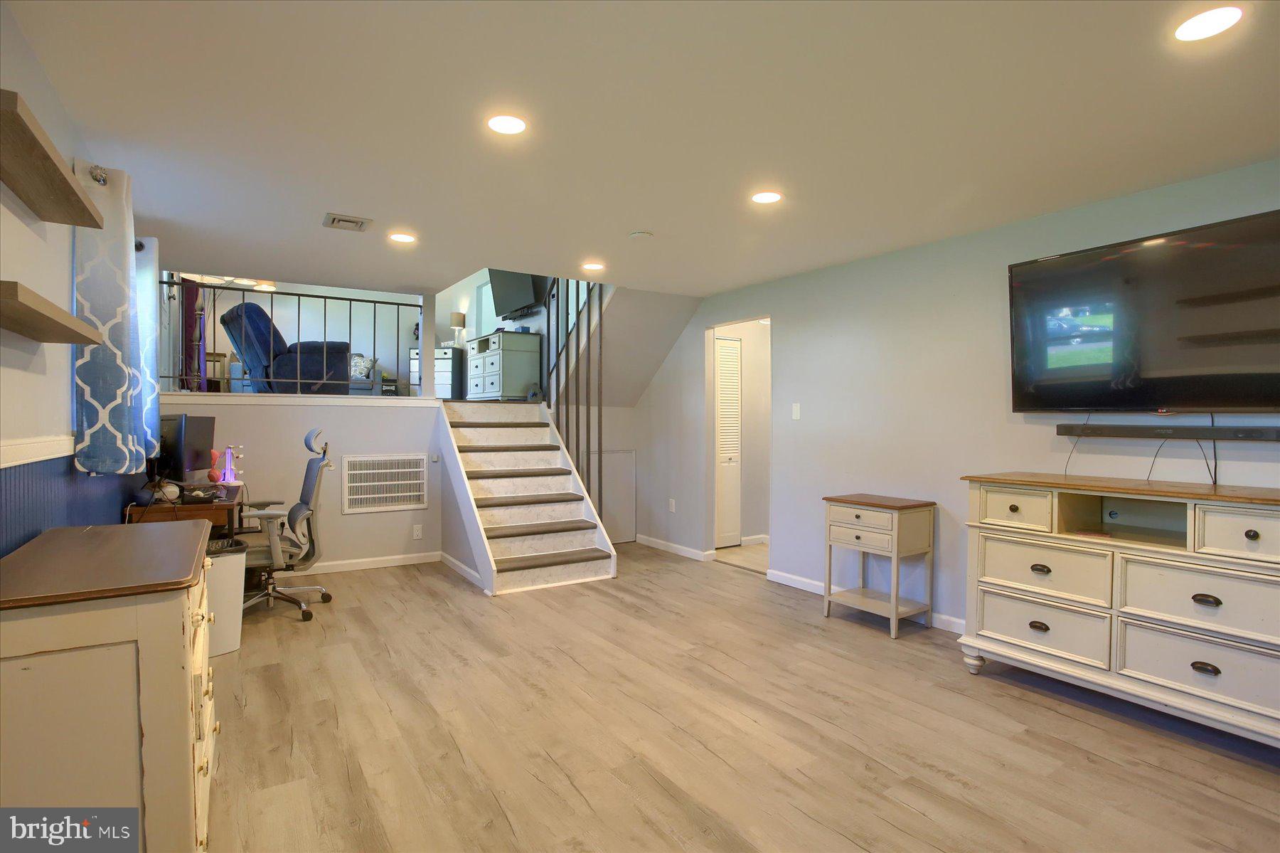 CENTER SQUARE - Residential