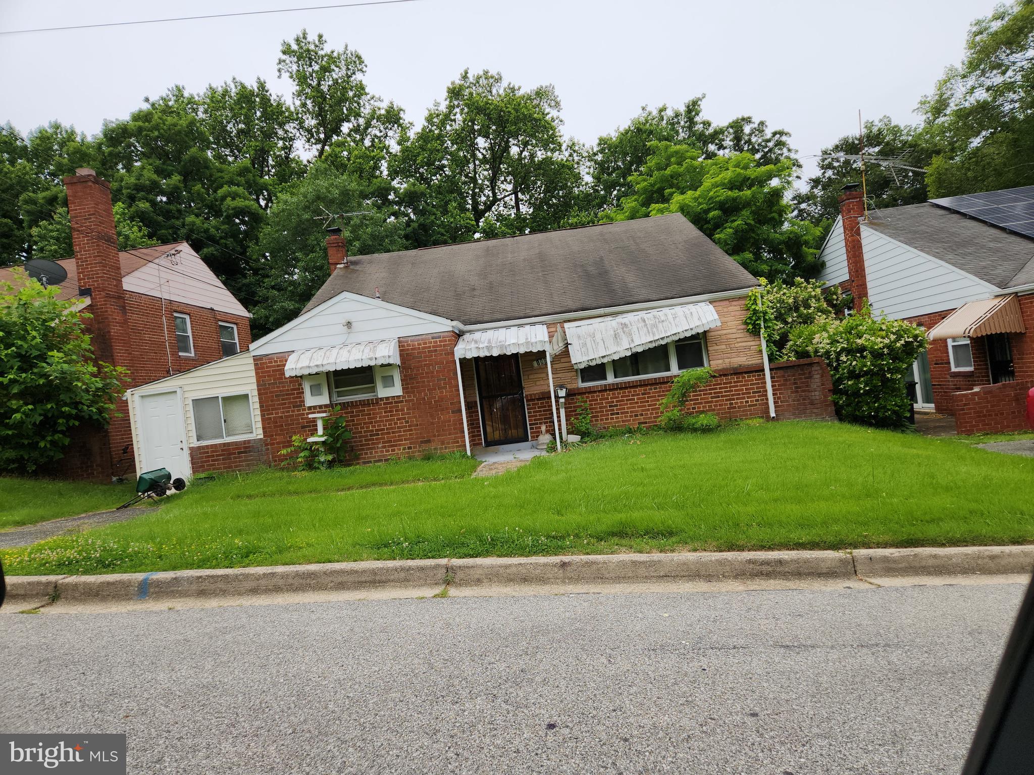 3 bedroom 2 full bath single family home. Sun room area off the dining room. This home has a Washer and Dryer. Lower level has a spacious family room and another office / room off the family room. 1 full bath on lower level. Driveway parking and street parking. Located near schools, grocery stores, restaurants and shopping . Requirements: 640 credit score, income 3.5 times the monthly rent. Pets are case by case with a pet fee. Do application via rentspree for each person 18yrs old and older. Be sure to upload a copy of a valid ID and 1 mo of paystubs / proof of funds for each applicant. Schedule showings online or contact me for more questions.