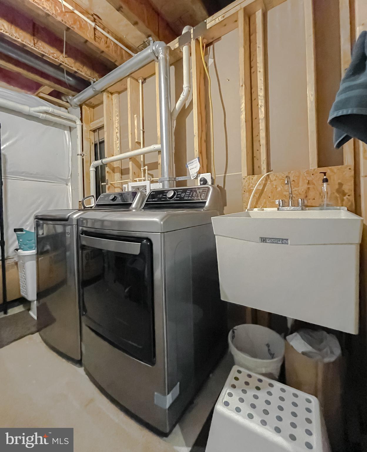 CLEMENTS POINTE - Residential