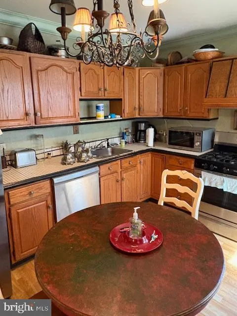 Philadelphia, Pennsylvania 19146, United States, 3 Bedrooms Bedrooms, ,2 BathroomsBathrooms,Residential,Active,128917