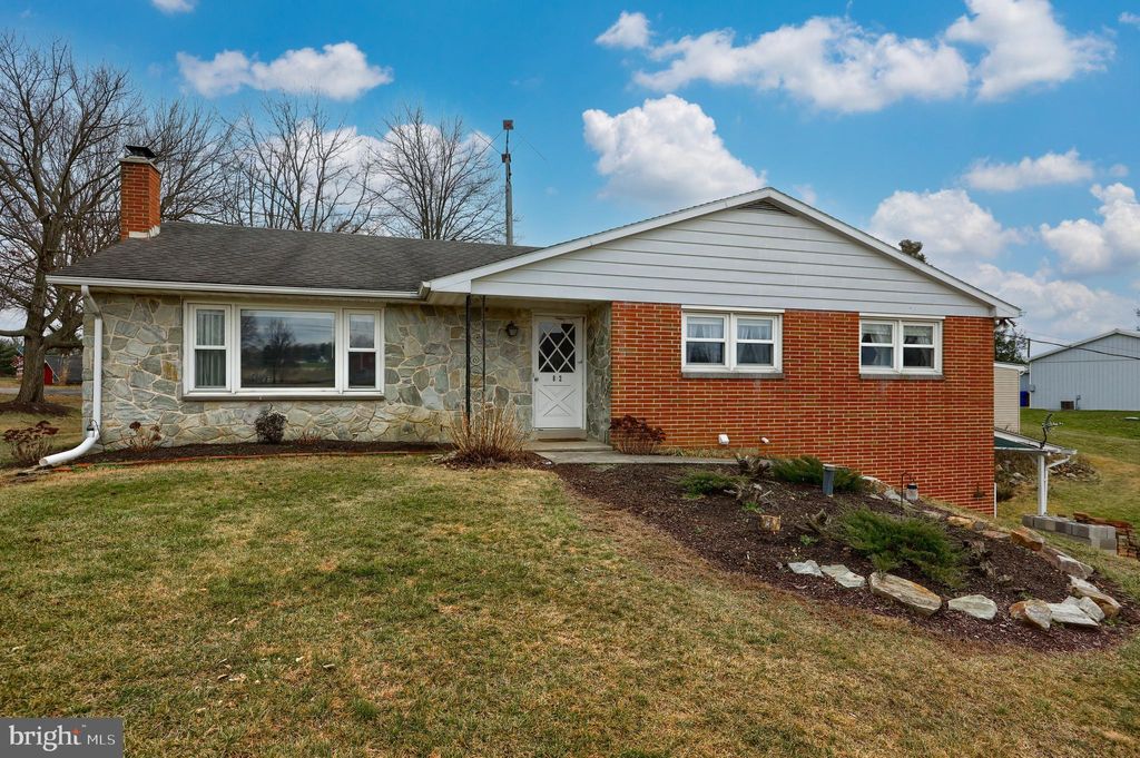 Photo of 852 MOUNT JOY RD, MANHEIM, PA 17545 (MLS # PALA2029618)