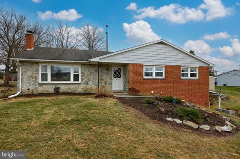 Photo of 852 MOUNT JOY RD, MANHEIM, PA 17545 (MLS # PALA2029618)