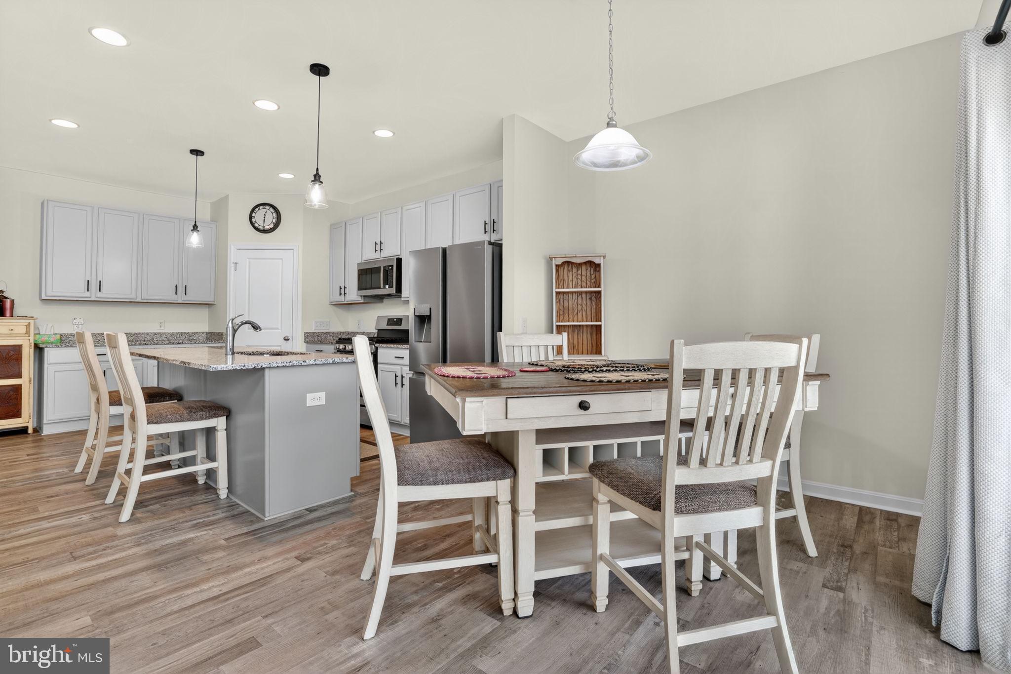 CAPTAIN'S COVE - Residential