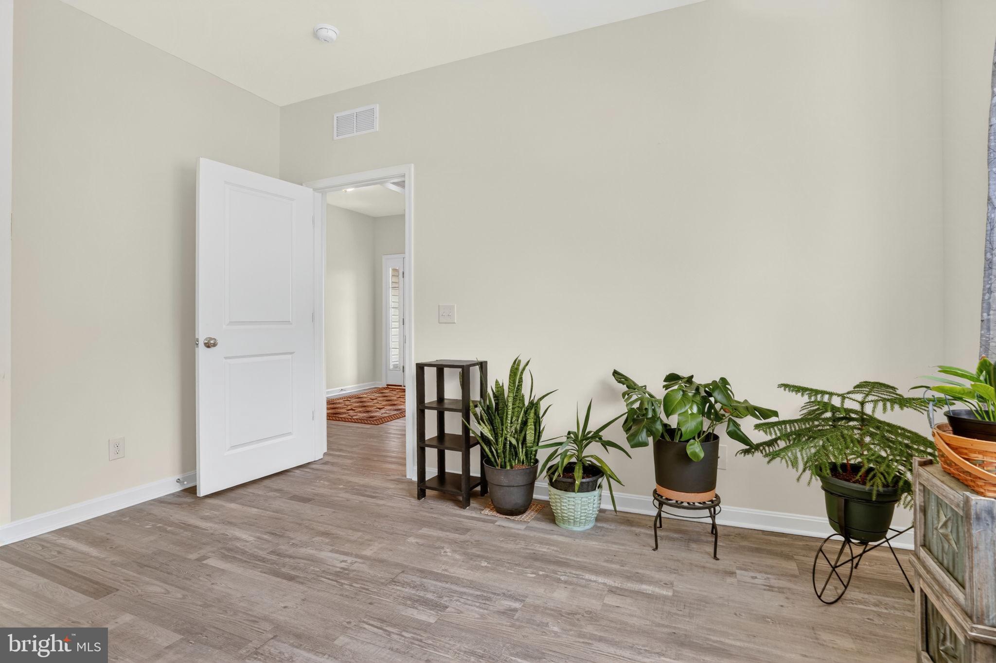 CAPTAIN'S COVE - Residential