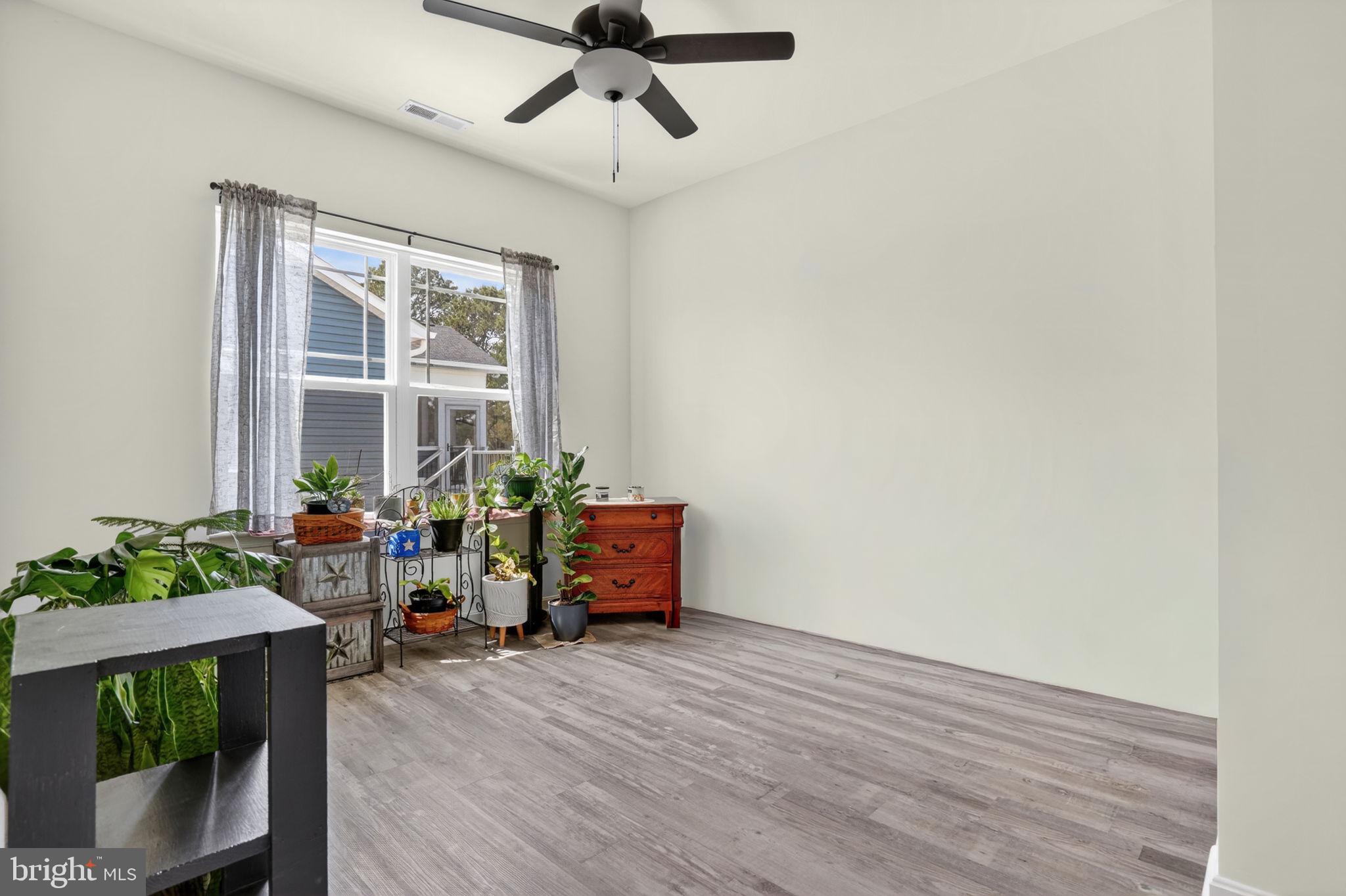 CAPTAIN'S COVE - Residential