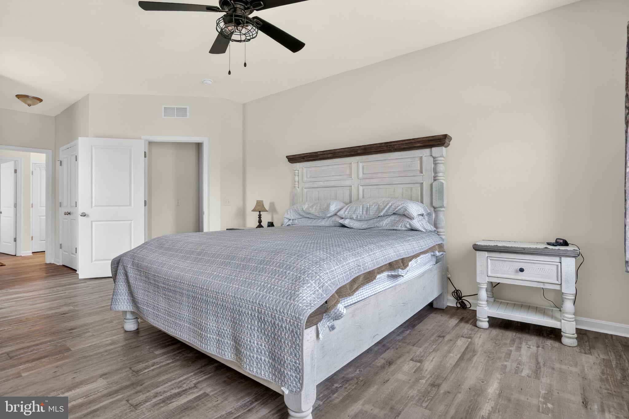 CAPTAIN'S COVE - Residential