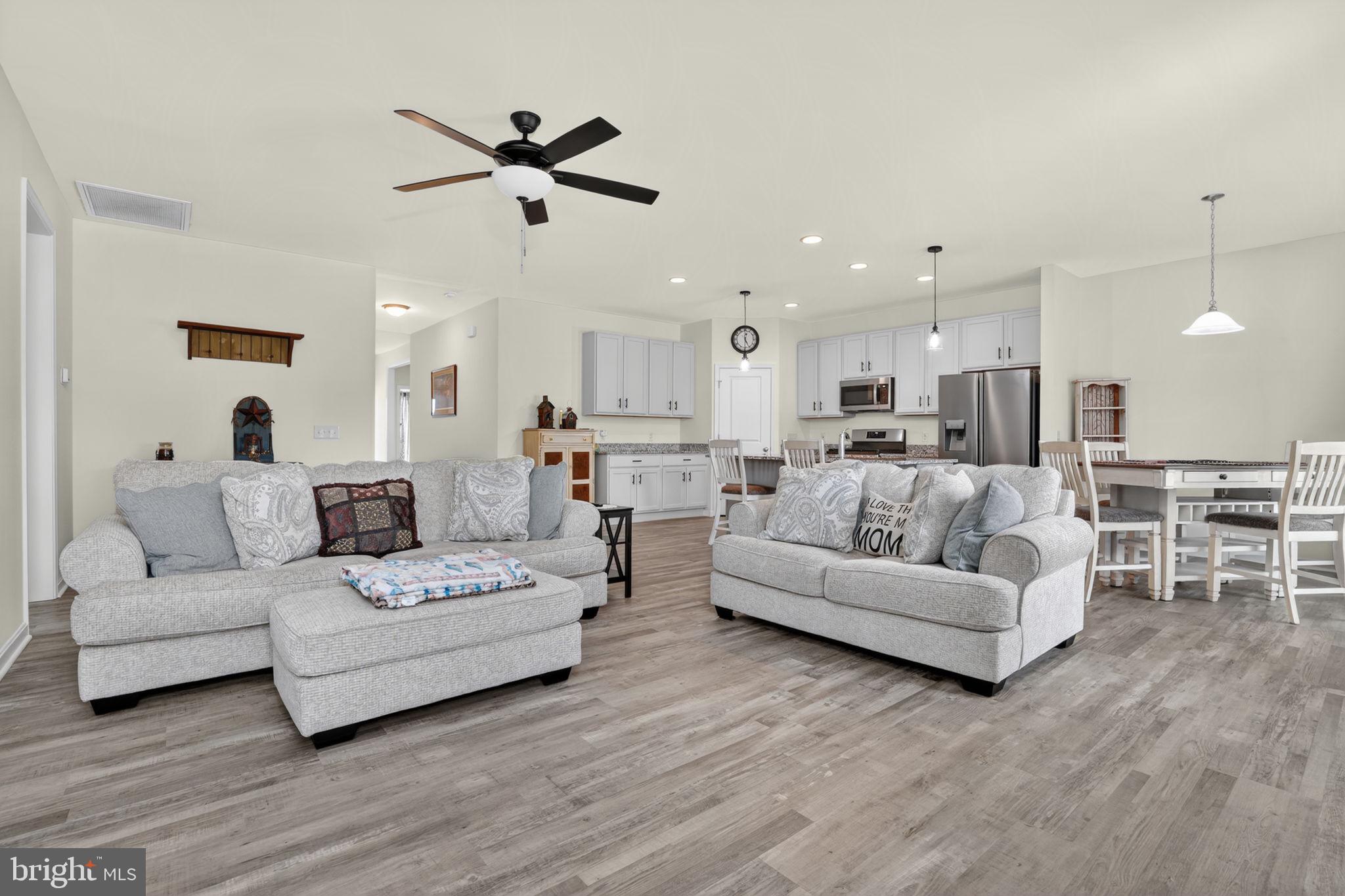 CAPTAIN'S COVE - Residential