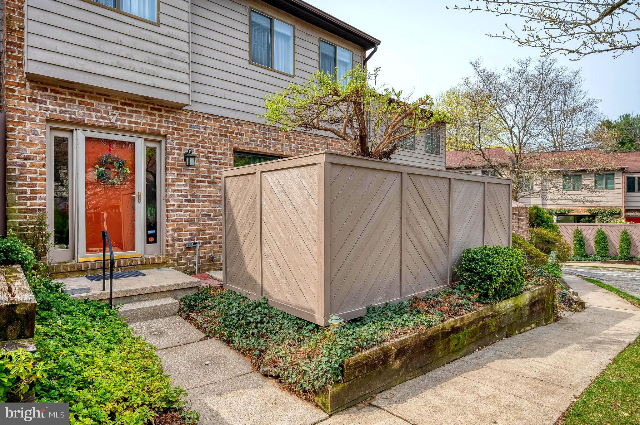 7 HAMPSHIRE WOODS COURT