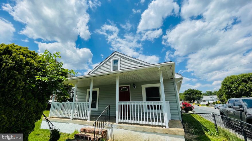 ***If the house shows as active it is fully available***
Are you looking for a completely remodeled home to move into and enjoy? Look no further than this freshly renovated corner lot with all new flooring, kitchen, windows, siding, and even a new floorplan. Three bathrooms and four bedrooms make this a smart option for anyone needing a little extra space. Need a giant yard? this home has one of the largest yards in the entire neighborhood.