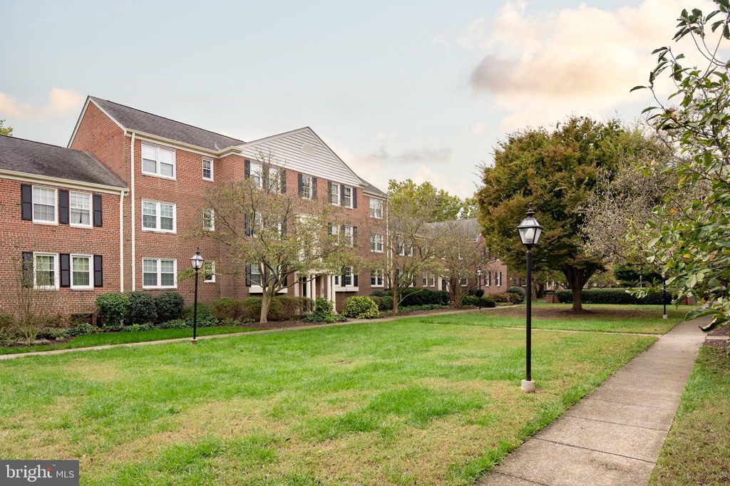 Photo of 6702 W Wakefield Drive #A2, ALEXANDRIA, VA 22307 (MLS # VAFX2269446)