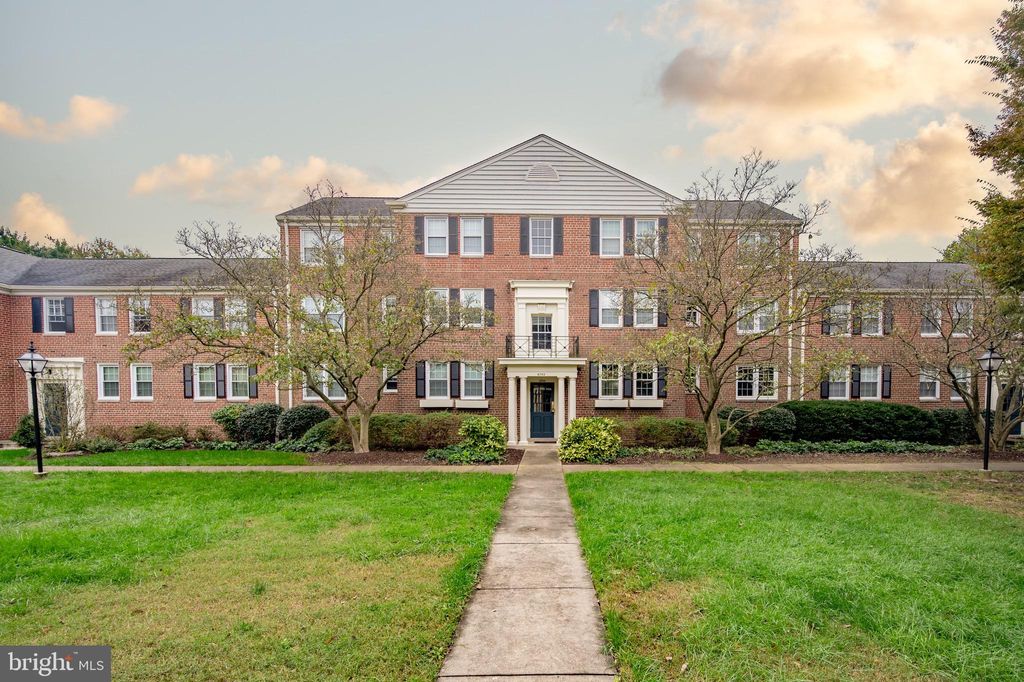 Photo of 6702 W Wakefield Drive #A2, ALEXANDRIA, VA 22307 (MLS # VAFX2269446)