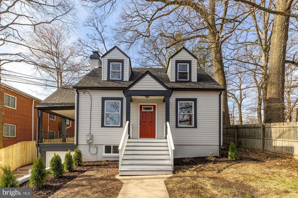 Photo of 611 Ethan Allen Avenue, TAKOMA PARK, MD 20912 (MLS # MDMC2222690)