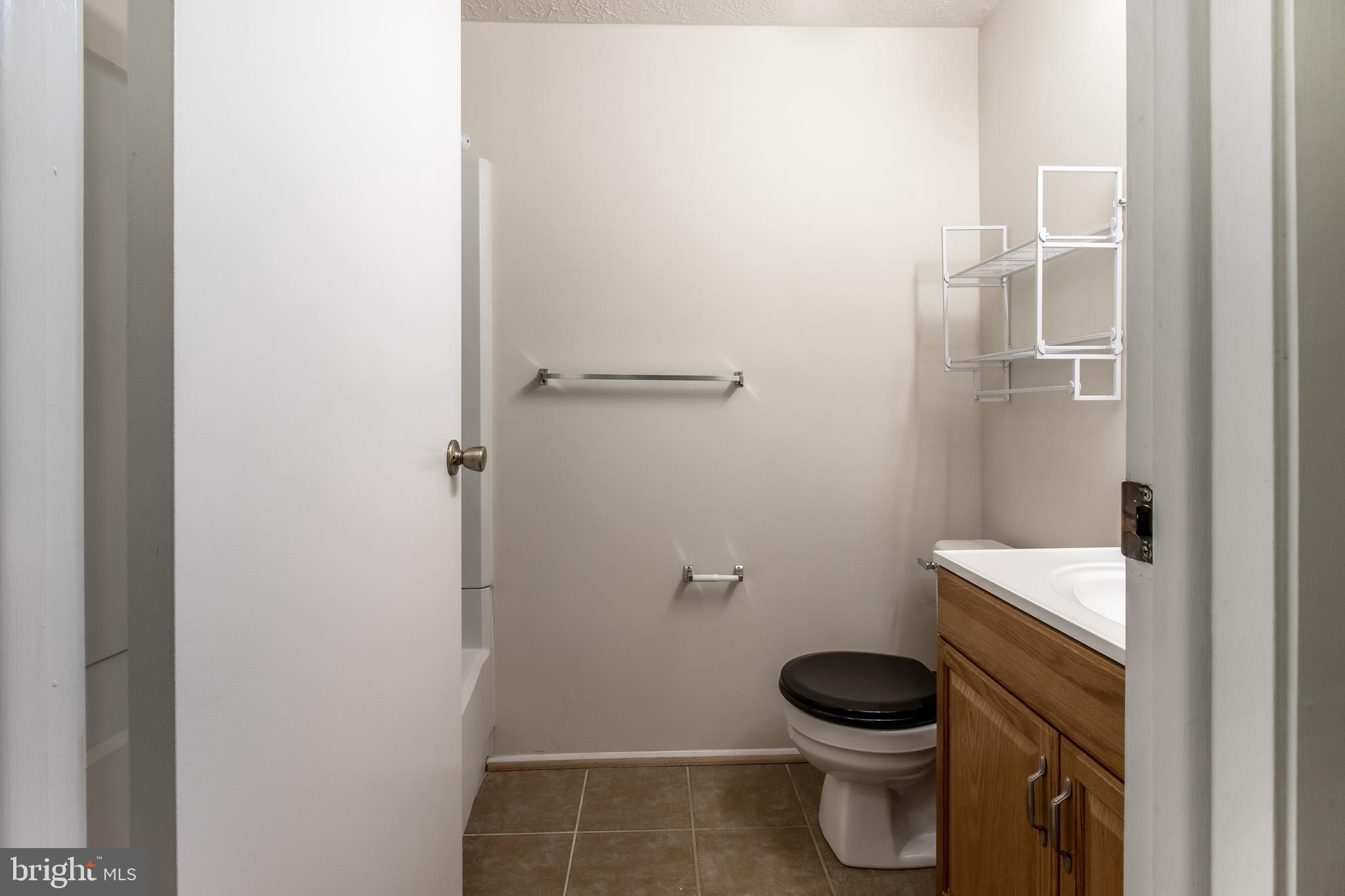 KNOLLS AT NORTH LAKE CONDOMINIUM - Residential Lease