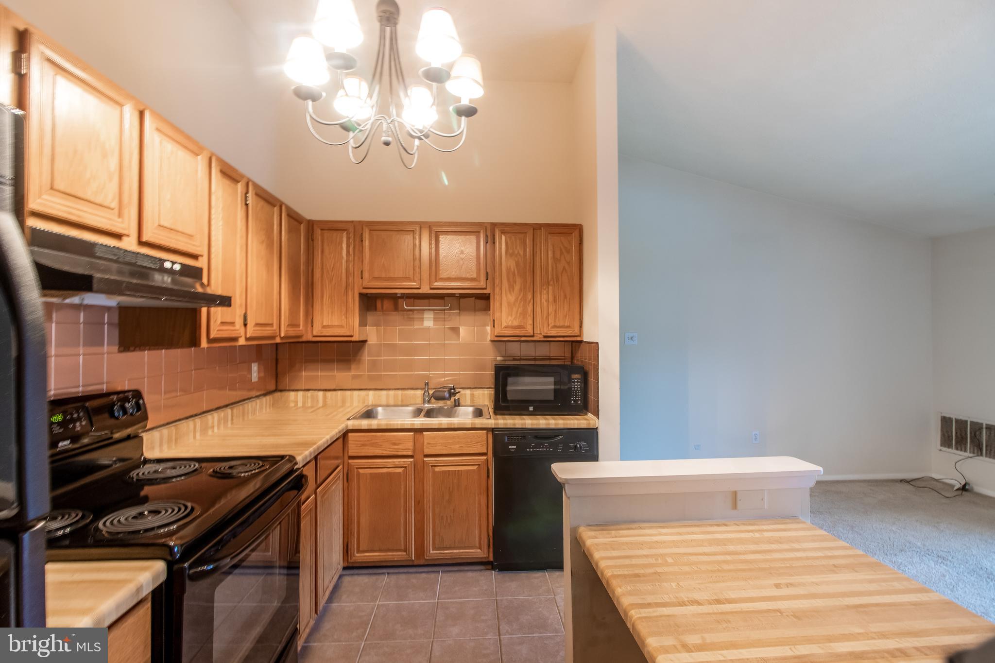 KNOLLS AT NORTH LAKE CONDOMINIUM - Residential Lease