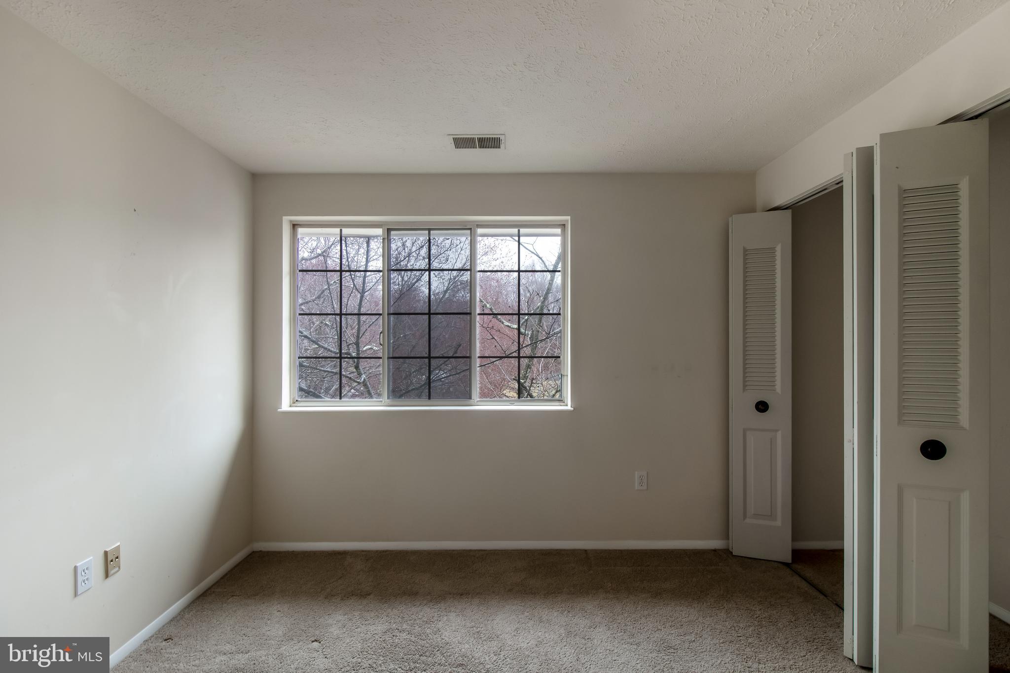 KNOLLS AT NORTH LAKE CONDOMINIUM - Residential Lease