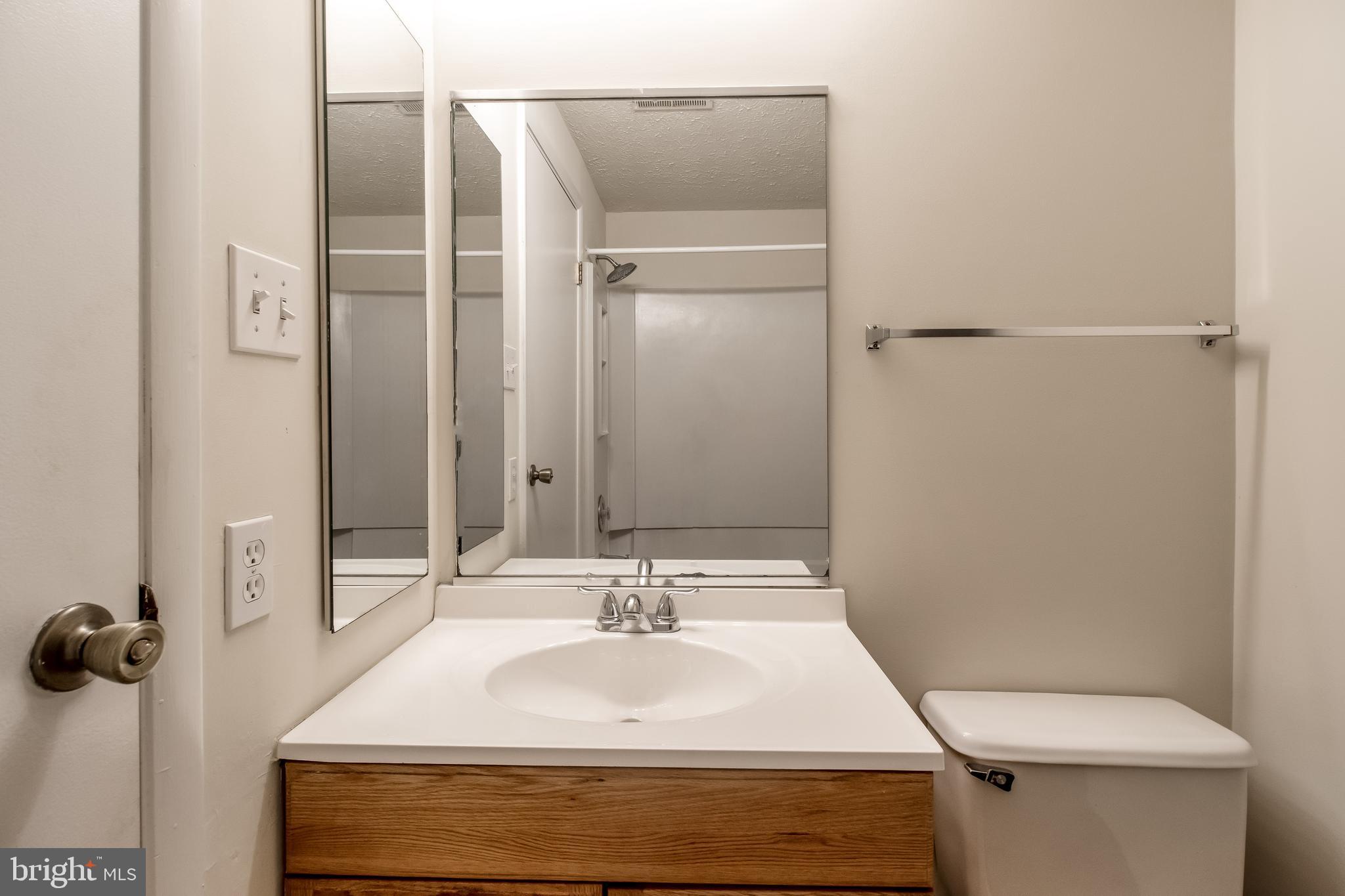 KNOLLS AT NORTH LAKE CONDOMINIUM - Residential Lease