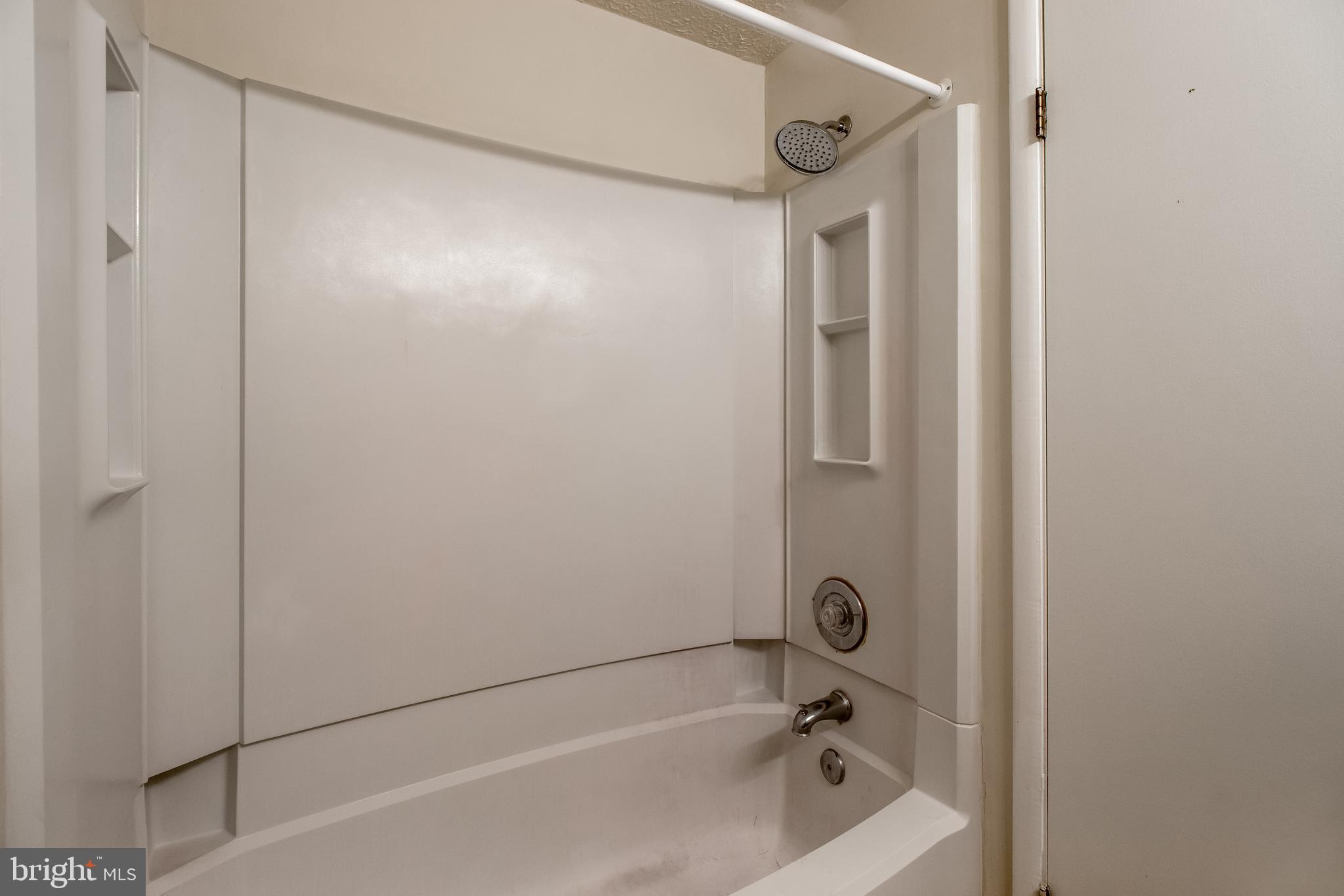 KNOLLS AT NORTH LAKE CONDOMINIUM - Residential Lease