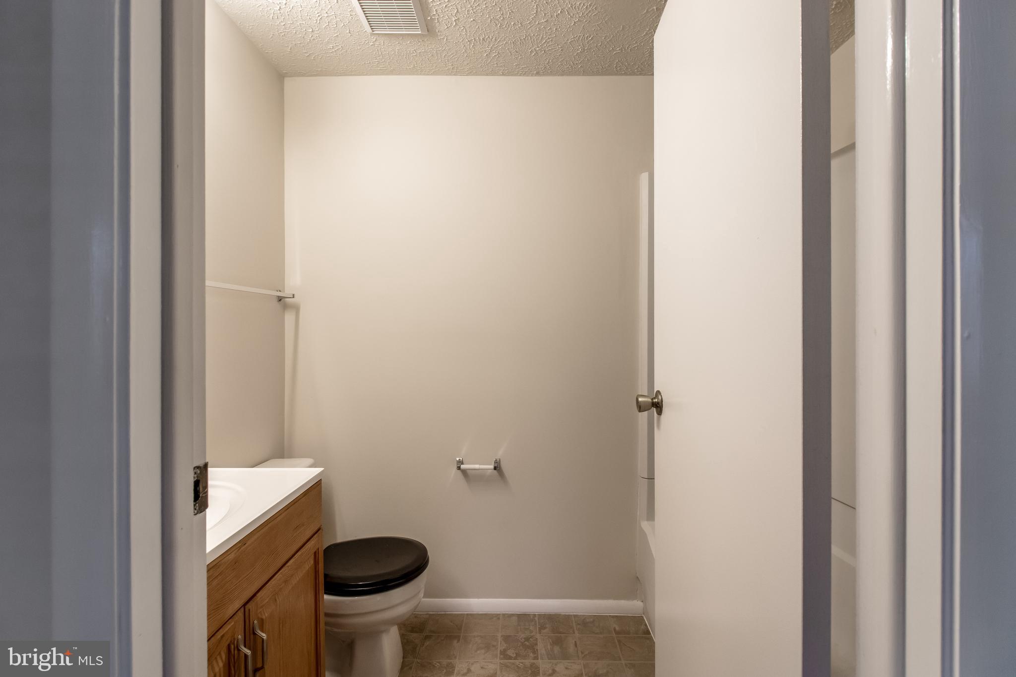 KNOLLS AT NORTH LAKE CONDOMINIUM - Residential Lease