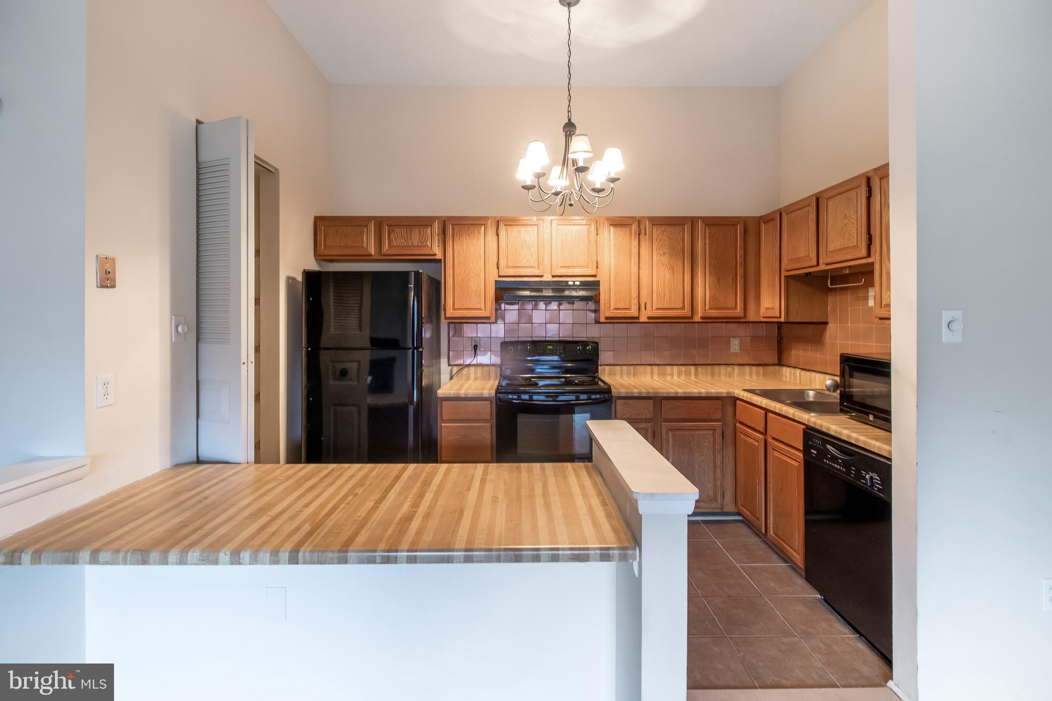 KNOLLS AT NORTH LAKE CONDOMINIUM - Residential Lease