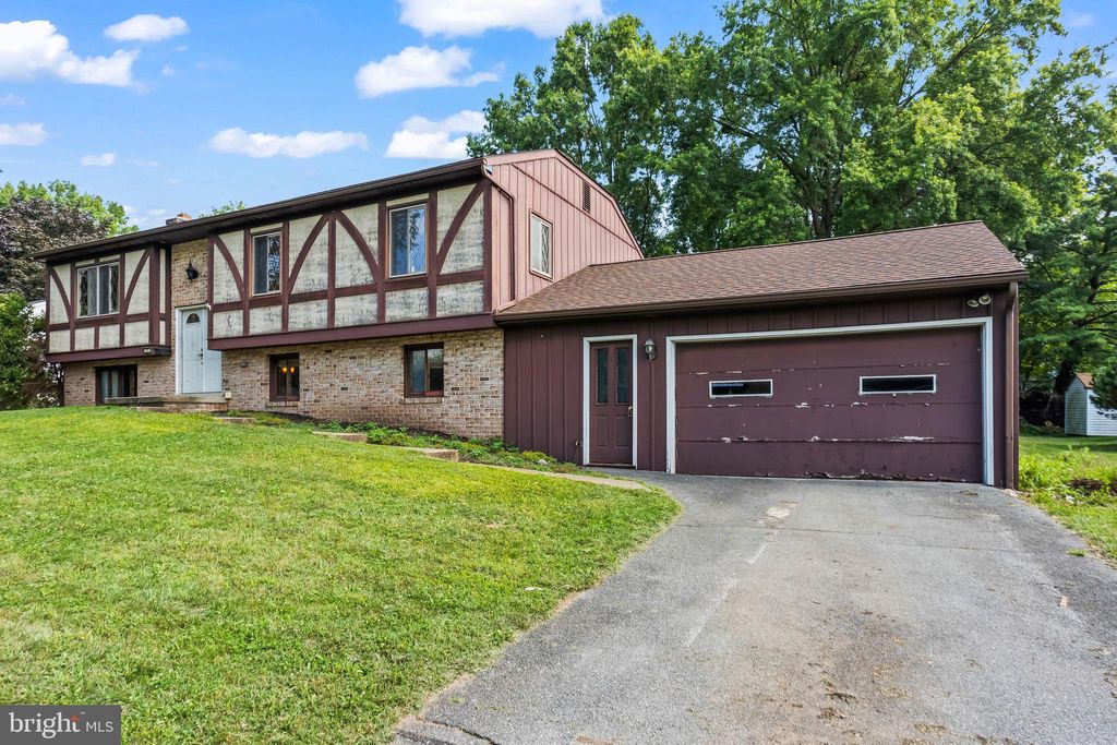 Photo of 101 Sunrise Boulevard, Elizabethtown, PA 17022 (MLS # PALA2056230)