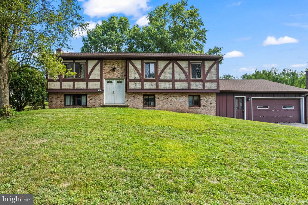 Photo of 101 Sunrise Boulevard, Elizabethtown, PA 17022 (MLS # PALA2056230)