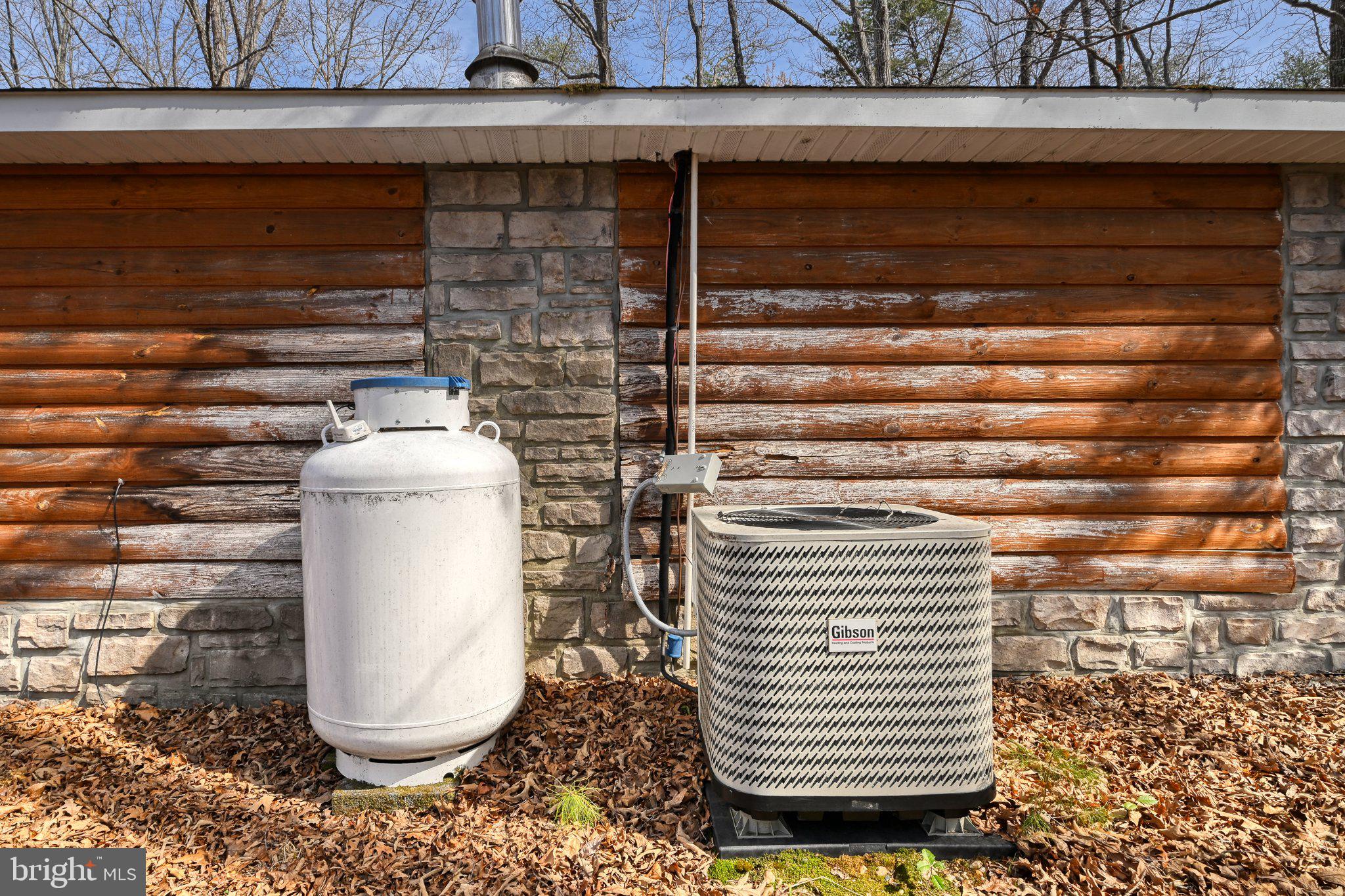 LAKE ANNA WOODS - Residential