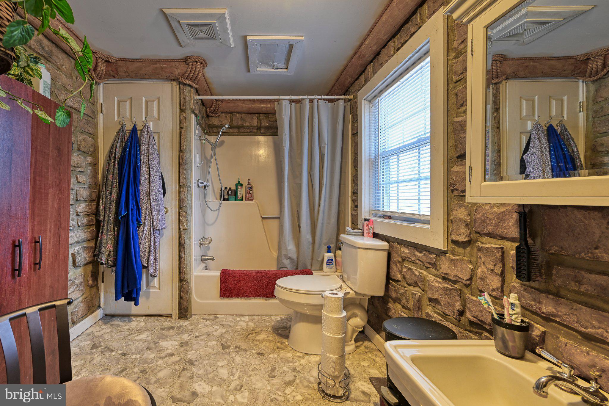 LAKE ANNA WOODS - Residential