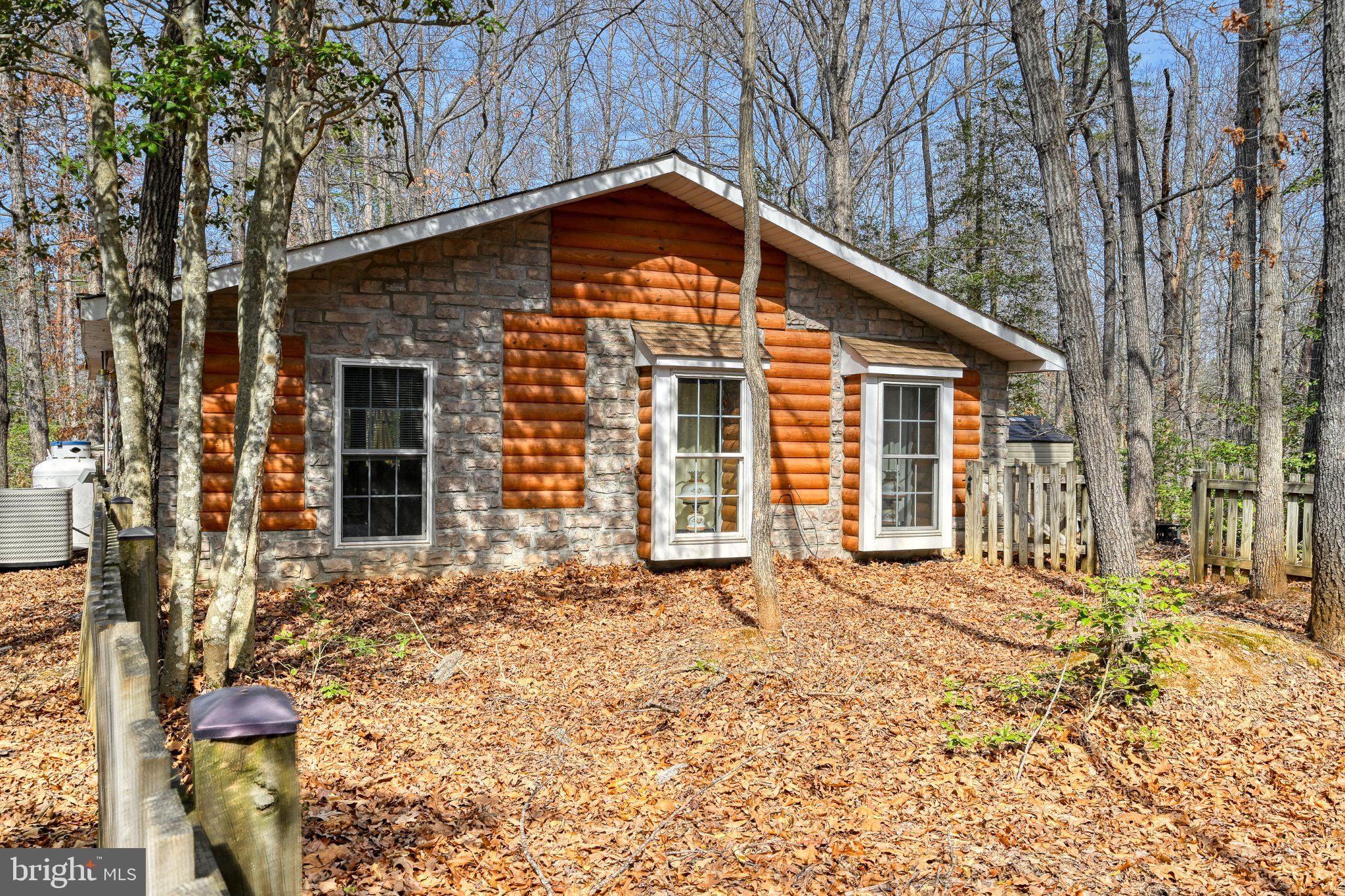 LAKE ANNA WOODS - Residential