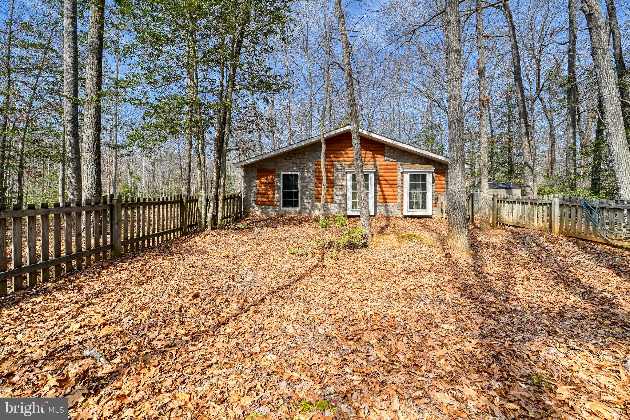 LAKE ANNA WOODS - Residential