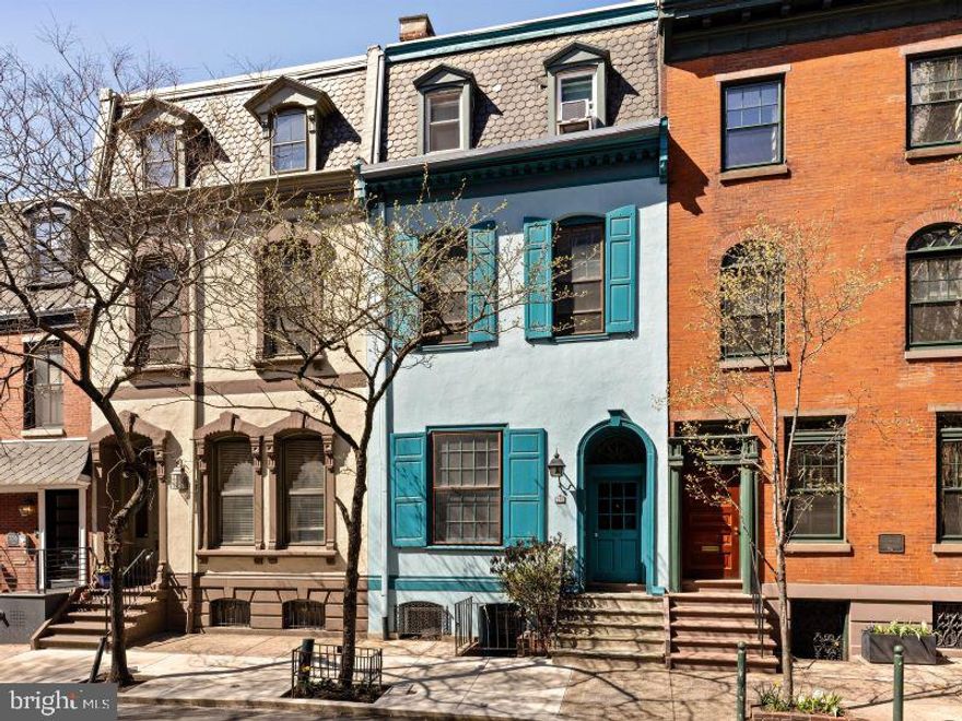 FOR RENT: Studio apartment available in historic Rittenhouse brownstone building. 3rd floor studio roughly 375 sf with hardwood floors and updated kitchen and bath. Tenant pays electric. Owner pays heat, hot water and cooking gas.  Great location and walk to Rittenhouse Sq. Available NOW.
