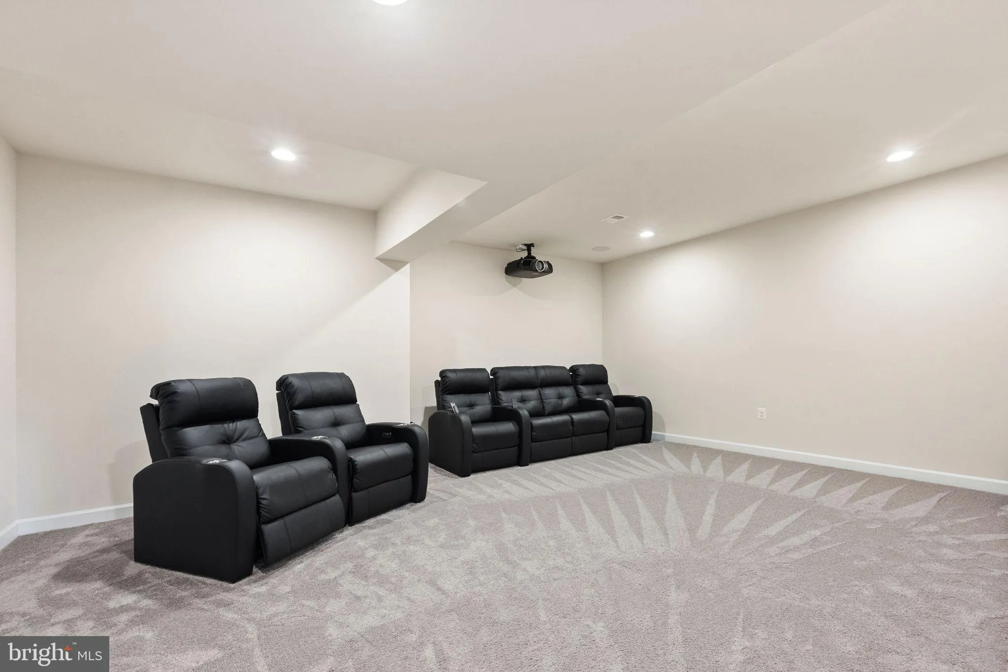 Purcellville, Virginia 20132, United States, 5 Bedrooms Bedrooms, ,6 BathroomsBathrooms,Residential,Active,94059