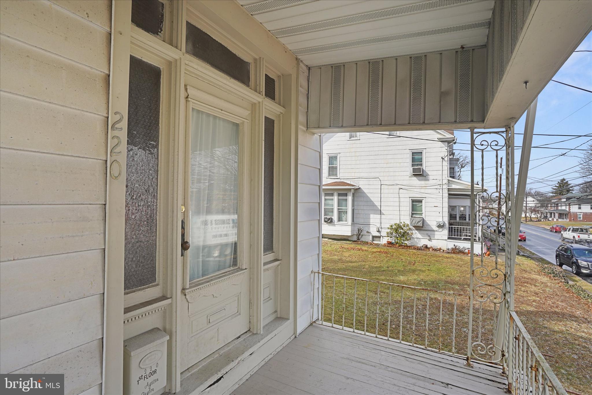 Main image without alt text