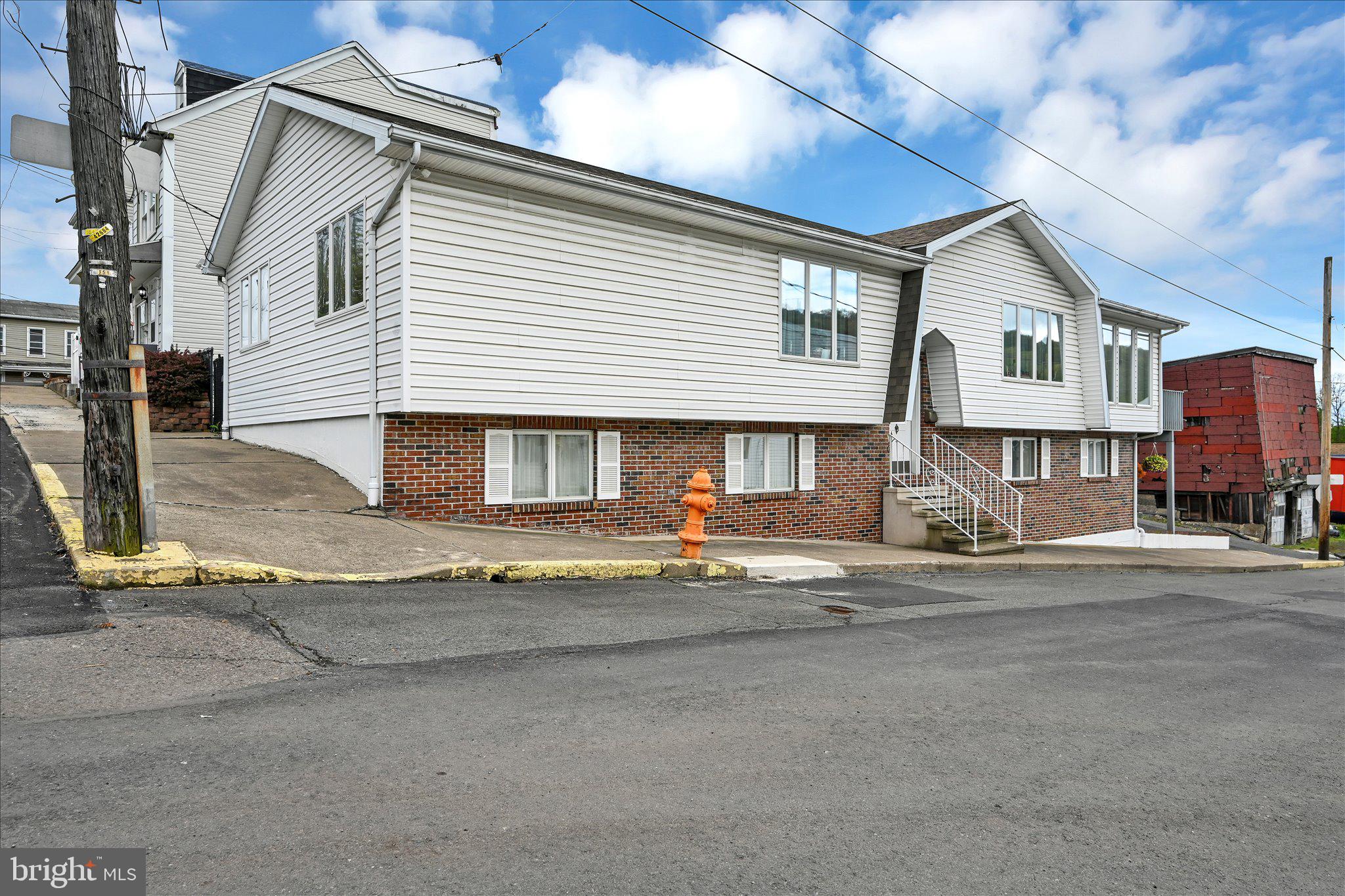 500 W LLOYD STREET