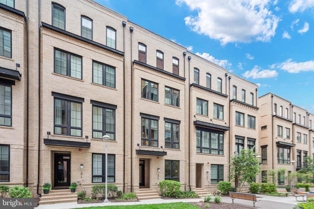 Photo of 1876 Easterly Road, RESTON, VA 20190 (MLS # VAFX2331946)