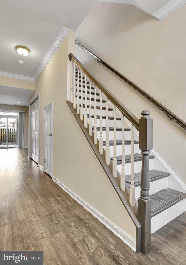 528 MCARTHUR TERRACE NE