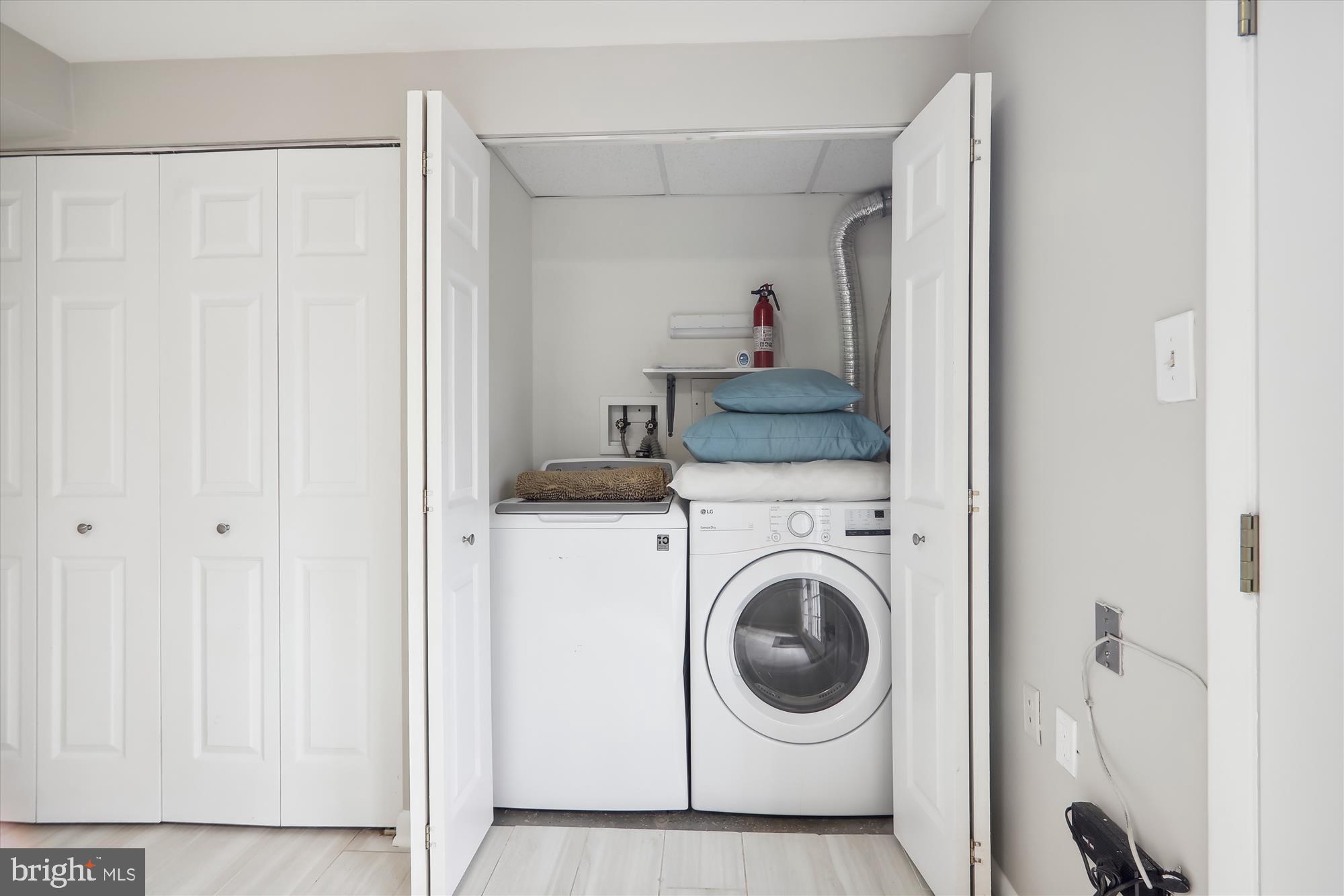 COLLEGE VIEW - Residential Lease