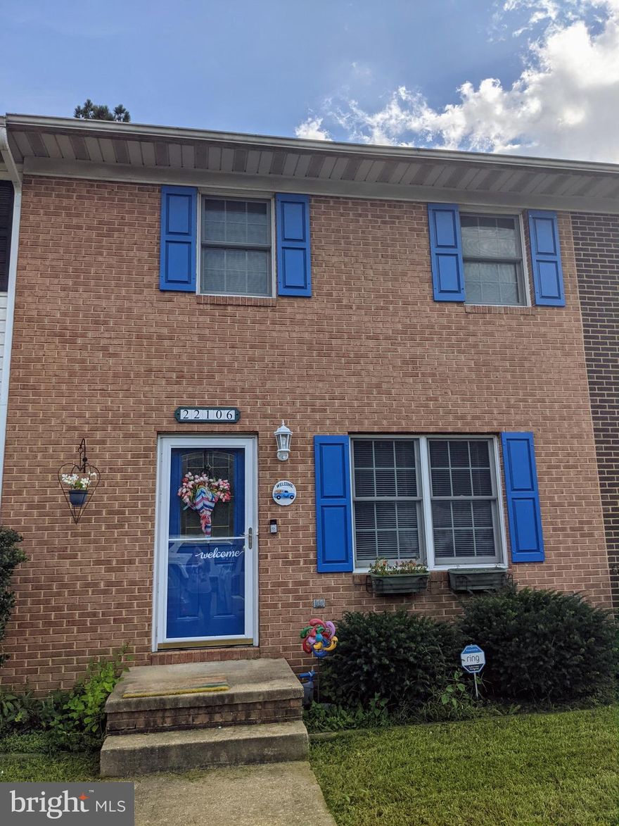 The word for this town home is NEW.   This home is ready for its new owner.  No HOA. just outside gate 1 on Pax NAS.  Convenient to everything! 

Updated Items Include:
Roof (4/2020)
Stainless Steel Fridge w/ ice machine and water in the door (2020)
Carpet (2020)
Flooring (2020) 
Hot Water Heater (2020) 
Deck (2021)