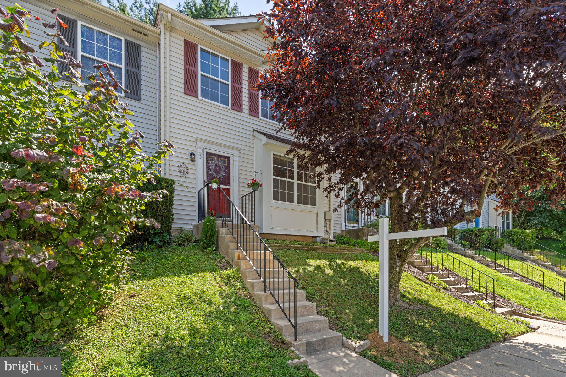 Move-in ready townhome with 3 beds and 1.5 baths on a quiet court! Eat-in kitchen features hardwood floors, granite countertops, an island, and stainless steel appliances. Walk out the slider to enjoy your outdoor space on the deck. Spacious primary bed on upper level with walk-in closet.
Lower level offers finished rec room, laundry, and storage. New carpet and freshly painted.
Convenient location to shopping, restaurants, and major thoroughfares.